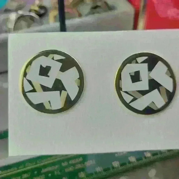 Vintage Avon 1980s earrings Gold-toned with white - Picture 3 of 12